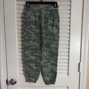 Athleta Girls size 12/Large Green Camouflage Jogger Pants